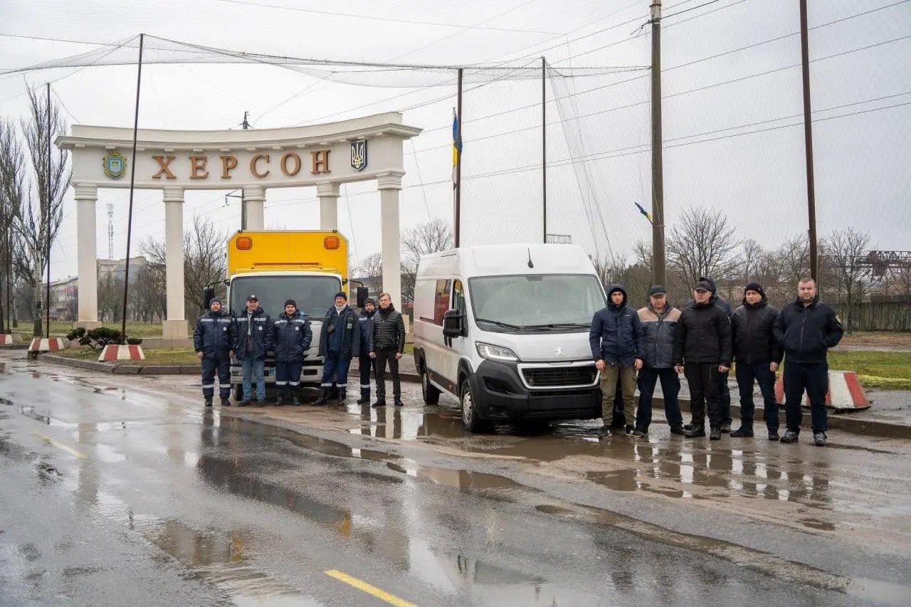 Пліч-о-пліч у скруті: херсонські фахівці поїхали відновлювати критичну інфраструктуру Києв