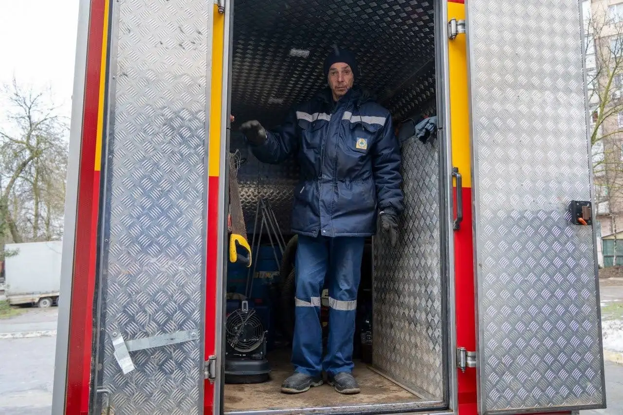 Херсонські енергетики та рятувальники стали до лав відновлювачів столиці