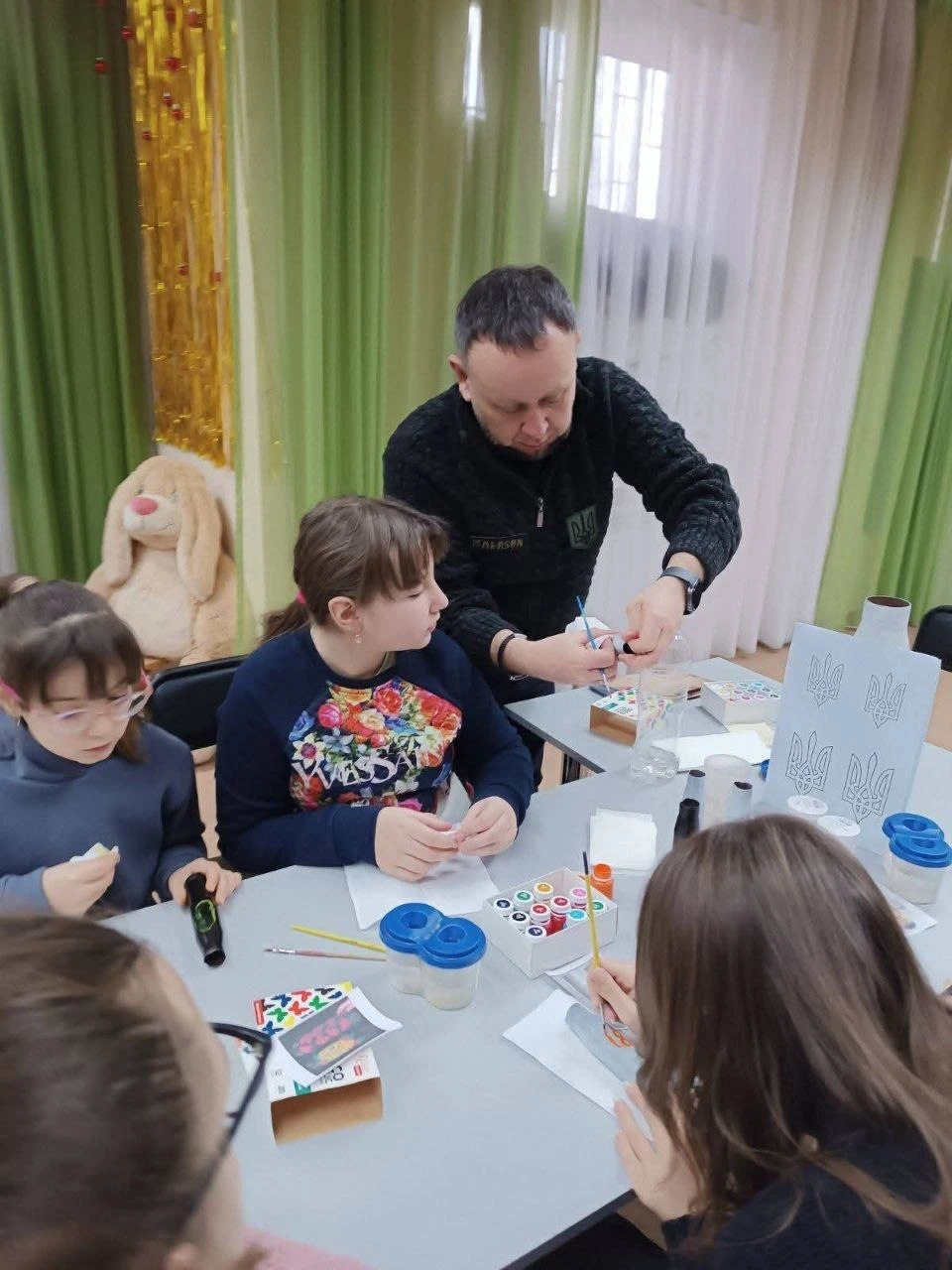 Квіти на металі: як херсонські діти перетворюють відпрацьовані гільзи на дрони для фронту