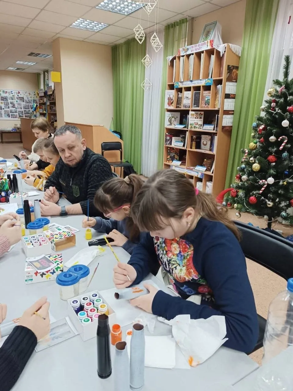 Квіти на металі: як херсонські діти перетворюють відпрацьовані гільзи на дрони для фронту