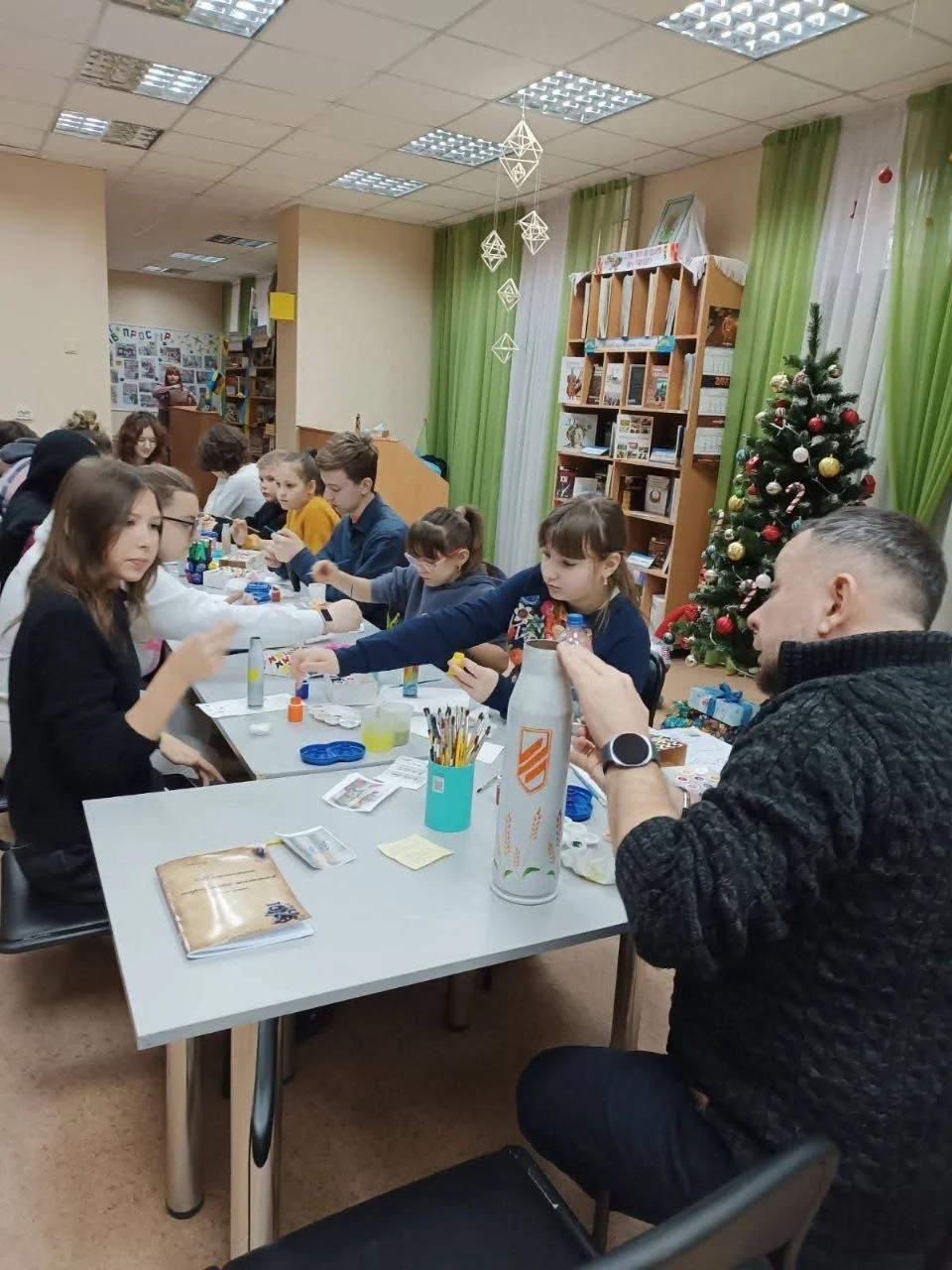 Квіти на металі: як херсонські діти перетворюють відпрацьовані гільзи на дрони для фронту