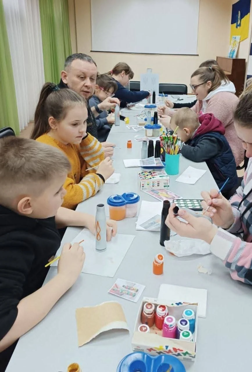 Квіти на металі: як херсонські діти перетворюють відпрацьовані гільзи на дрони для фронту