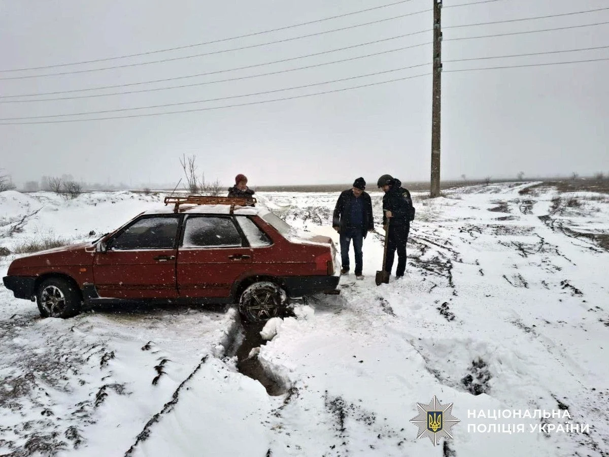 Засніжена Херсонщина: поліція працює у посиленому режимі через негоду
