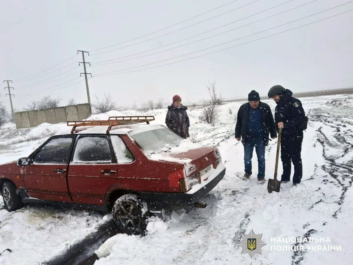 Засніжена Херсонщина: поліція працює у посиленому режимі через негоду