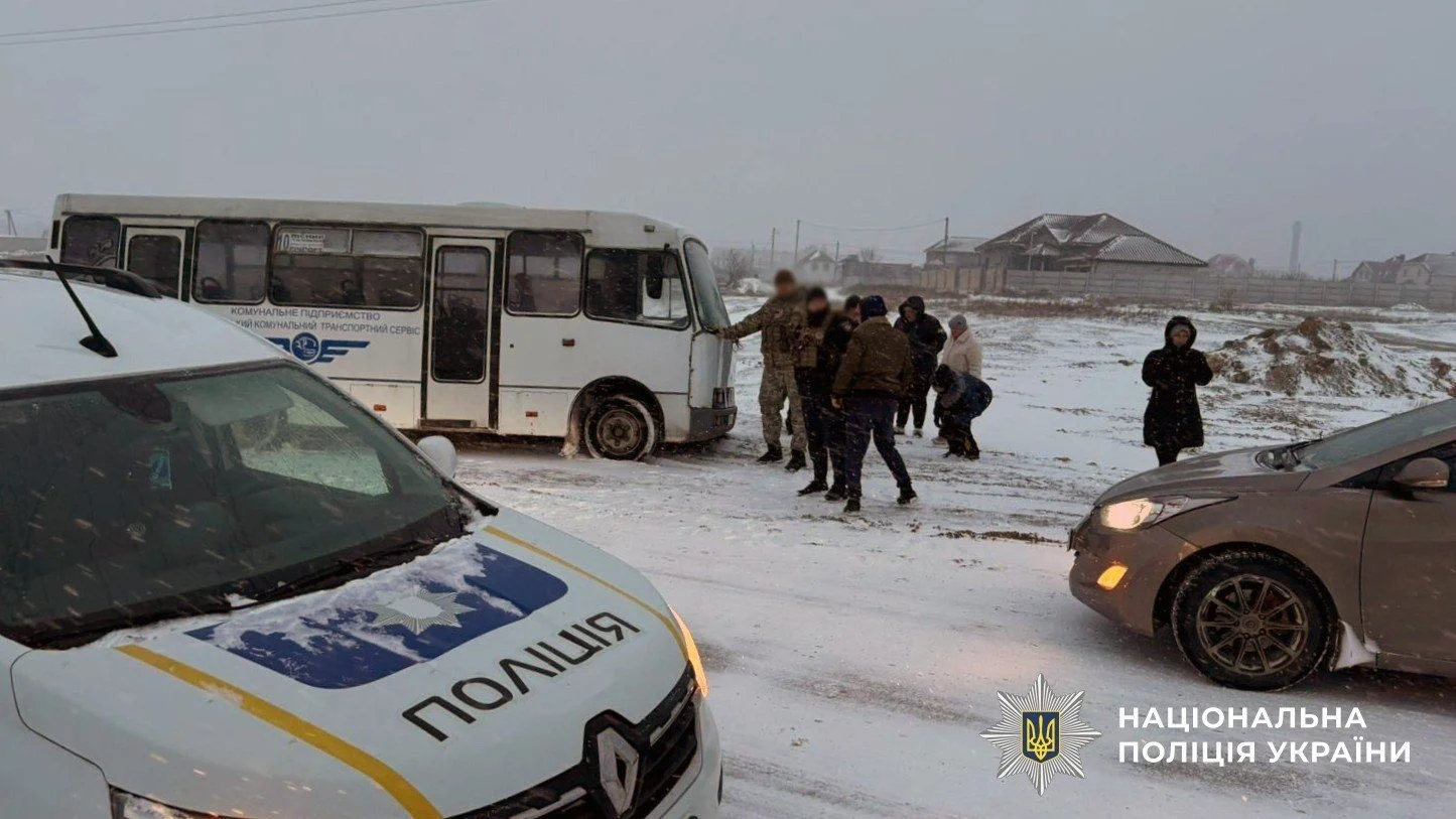Засніжена Херсонщина: поліція працює у посиленому режимі через негоду