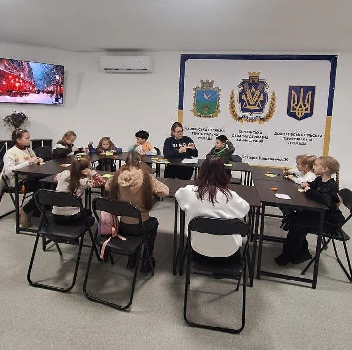 Мистецтво з паперу: як у Черкасах підтримують маленьких херсонців
