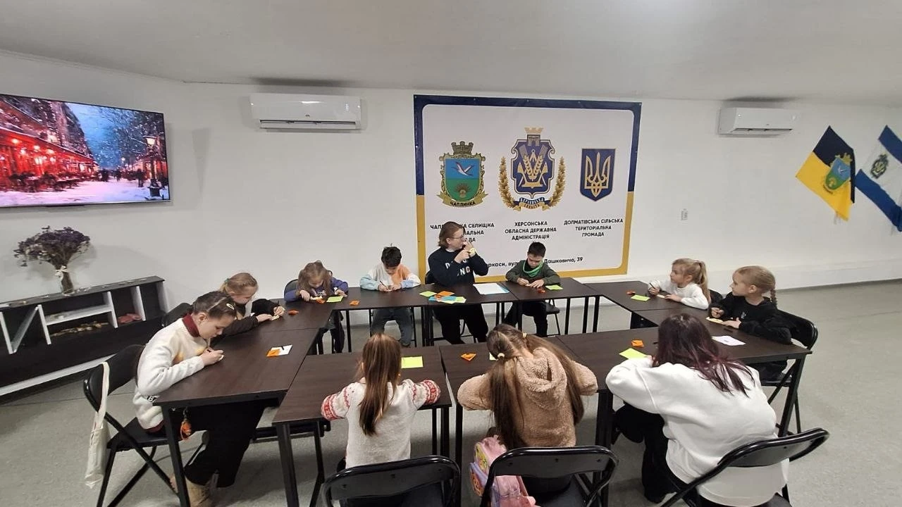 Мистецтво з паперу: як у Черкасах підтримують маленьких херсонців