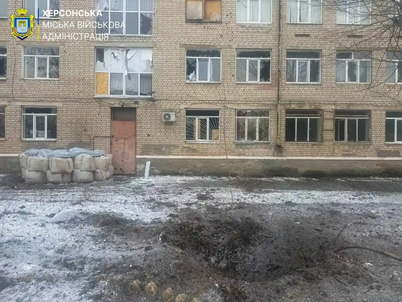 Подвійний удар по освіті: у Дніпровському районі Херсона ворог поцілив у навчальний заклад