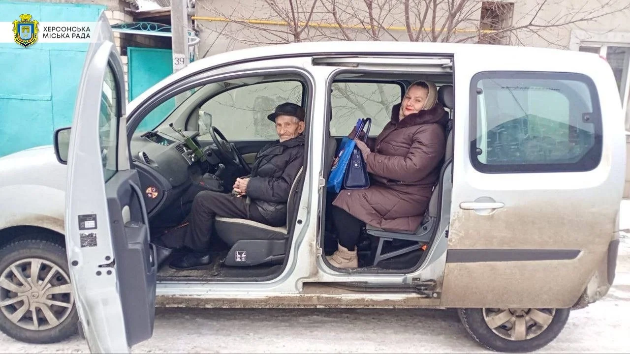 Доступний рух у прифронтових умовах: як працює «Соціальне таксі» в Херсоні