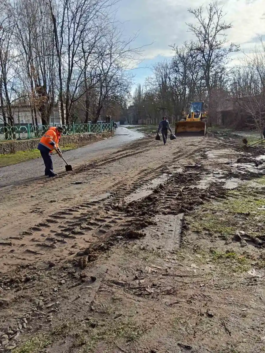 Дорожній фронт Херсона: як комунальники тримають місто під вогнем