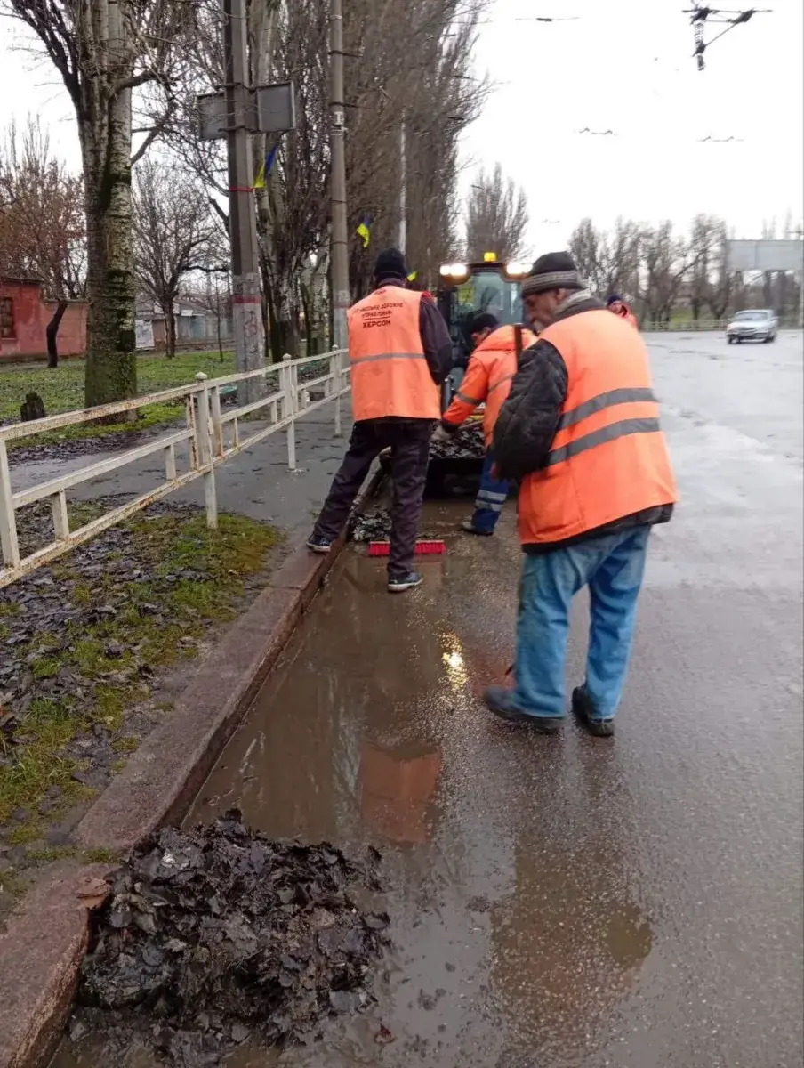 Дорожній фронт Херсона: як комунальники тримають місто під вогнем