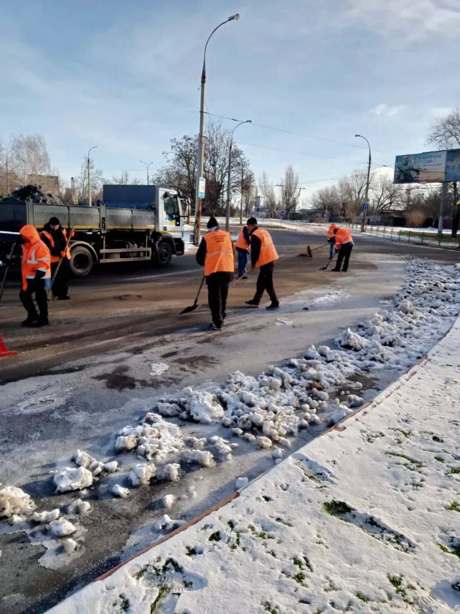 Дорожній фронт Херсона: як комунальники тримають місто під вогнем