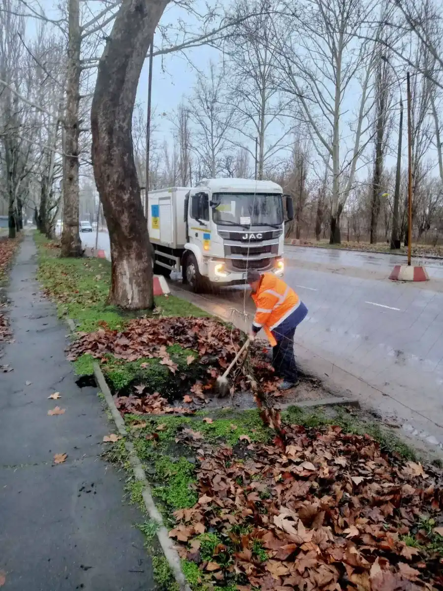 Дорожній фронт Херсона: як комунальники тримають місто під вогнем