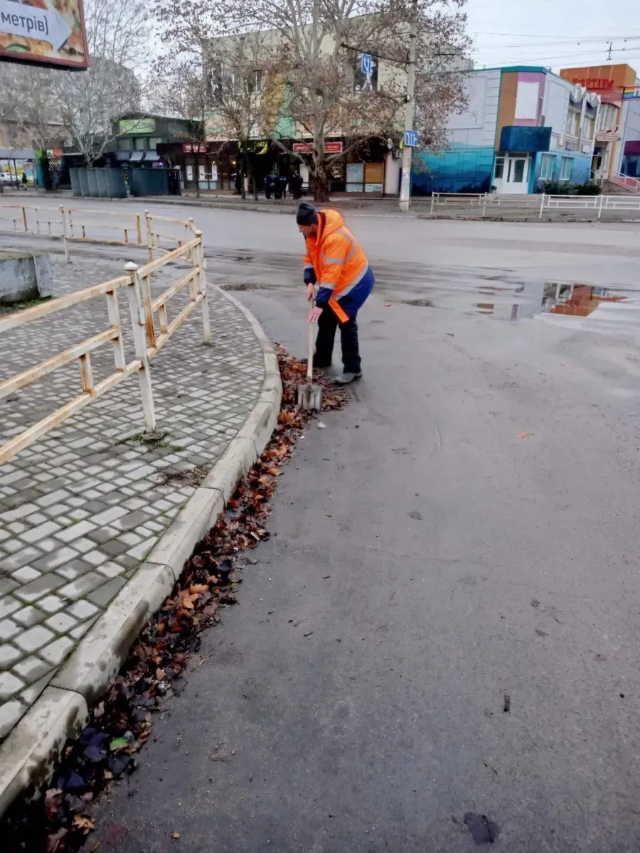 Дорожній фронт Херсона: як комунальники тримають місто під вогнем
