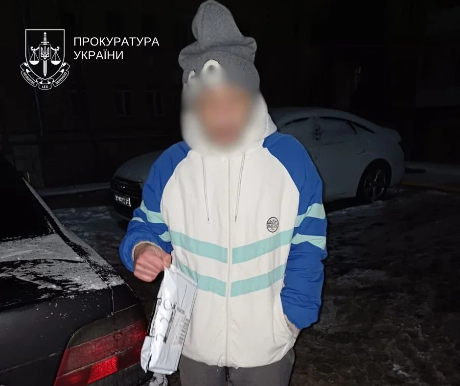 Наркотичний «декор»: у Києві затримали іноземця з ялинкою, прикрашеною психотропами