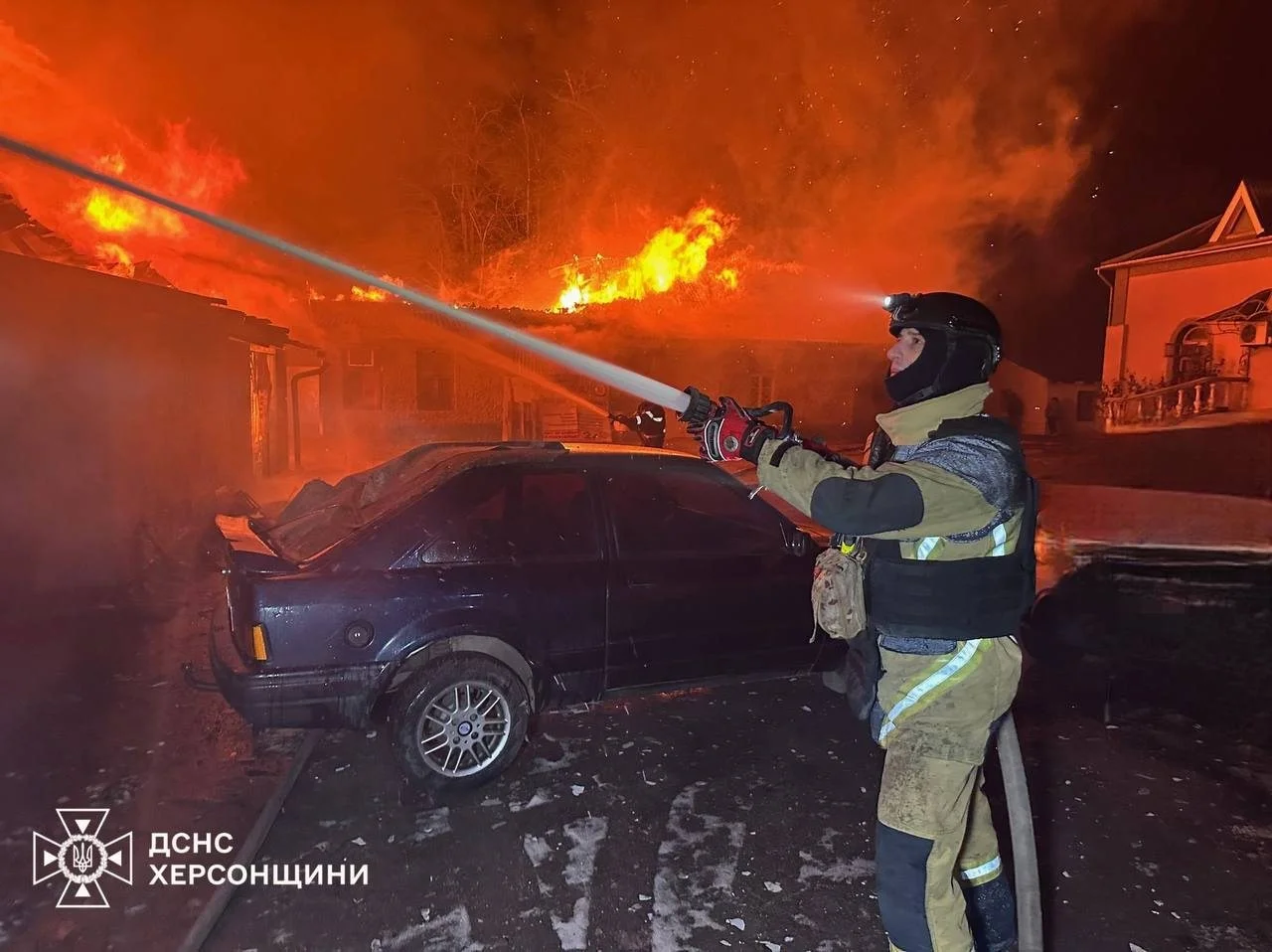 Вогняний терор у Херсоні: масований удар РСЗВ призвів до масштабних пожеж та руйнувань