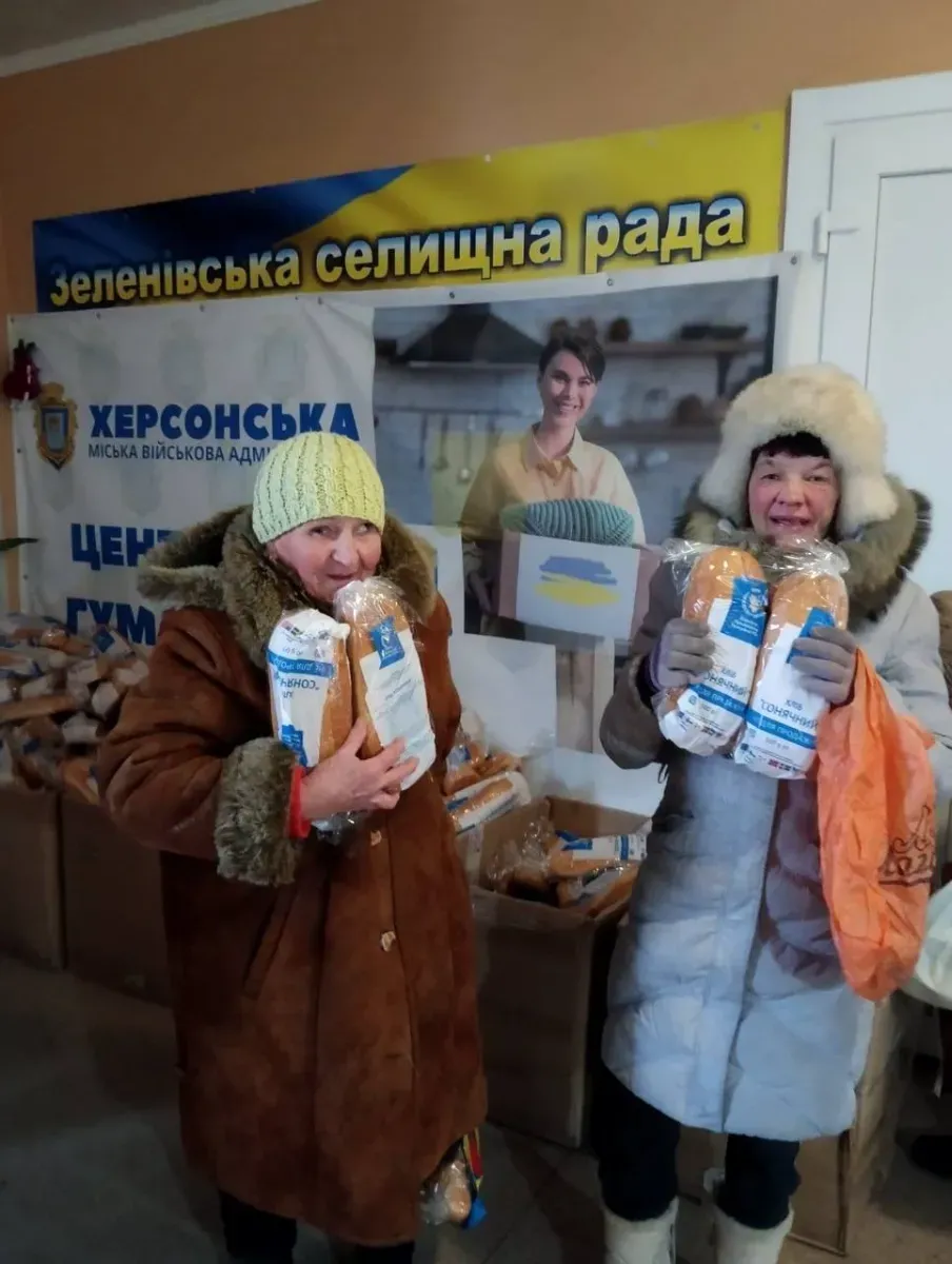 Хлібна підтримка для жителів передмістя Херсона: скільки буханок отримали старостати