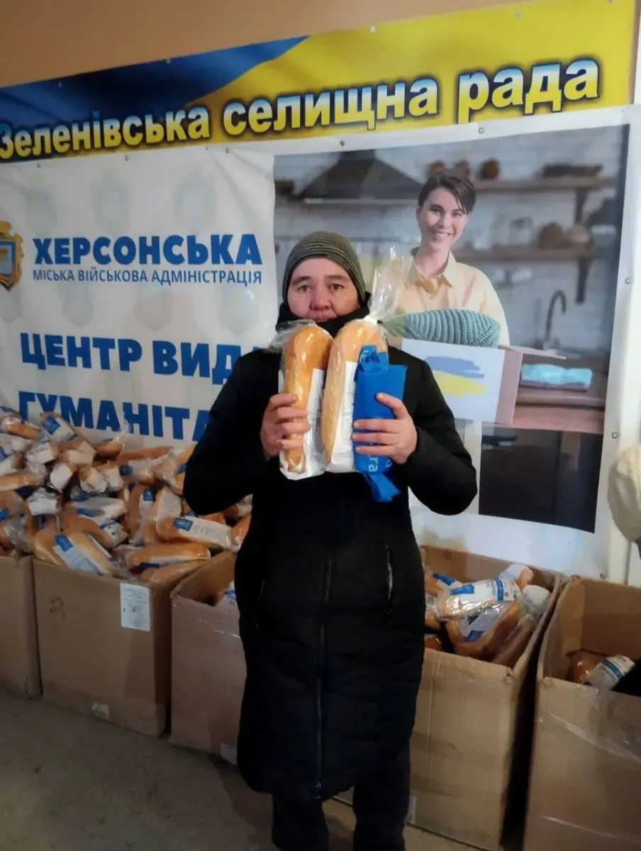 Хлібна підтримка для жителів передмістя Херсона: скільки буханок отримали старостати