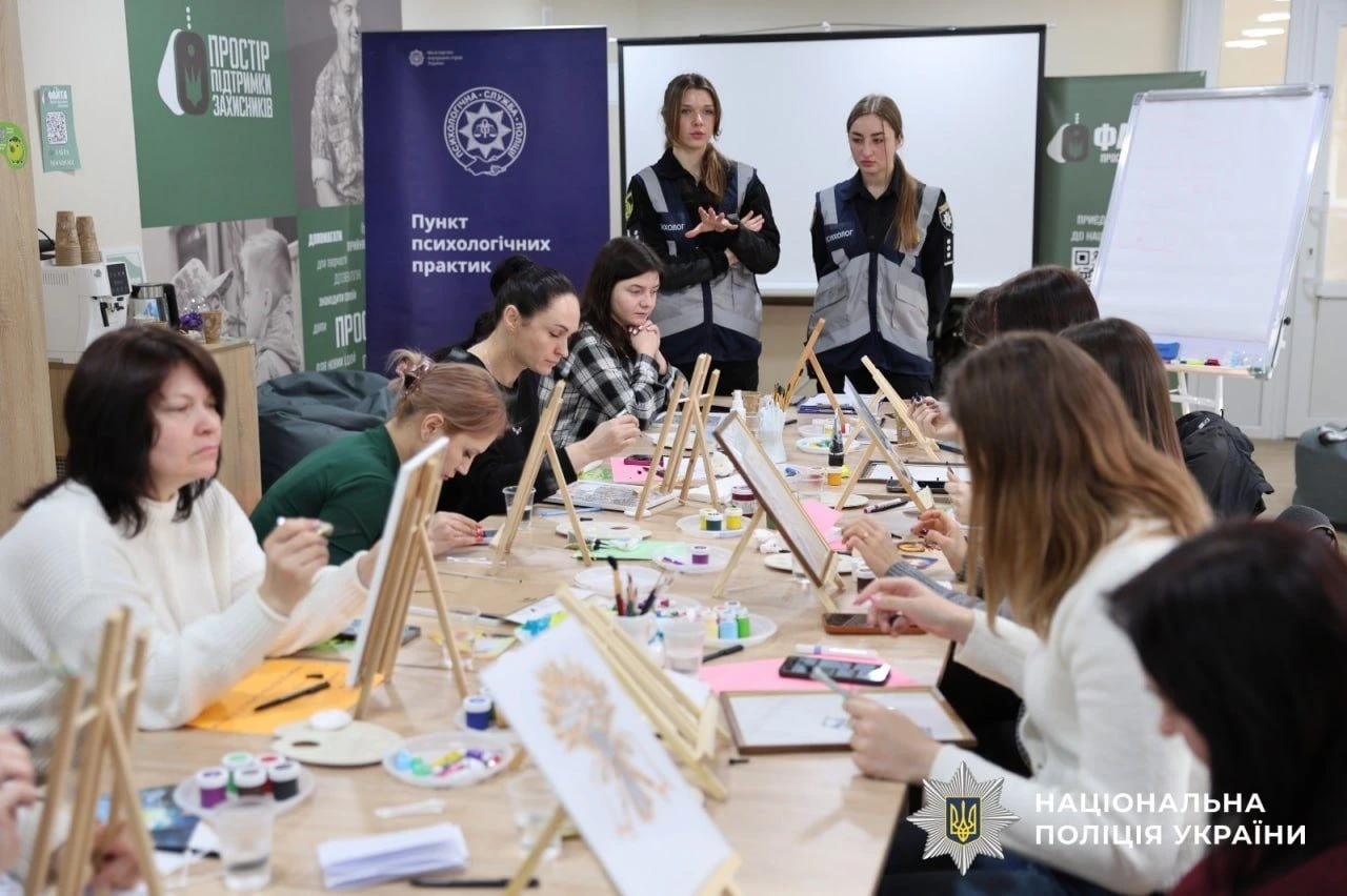 Мистецтво замість броні: як на Херсонщині рятують душі жінок у погонах та вдів героїв