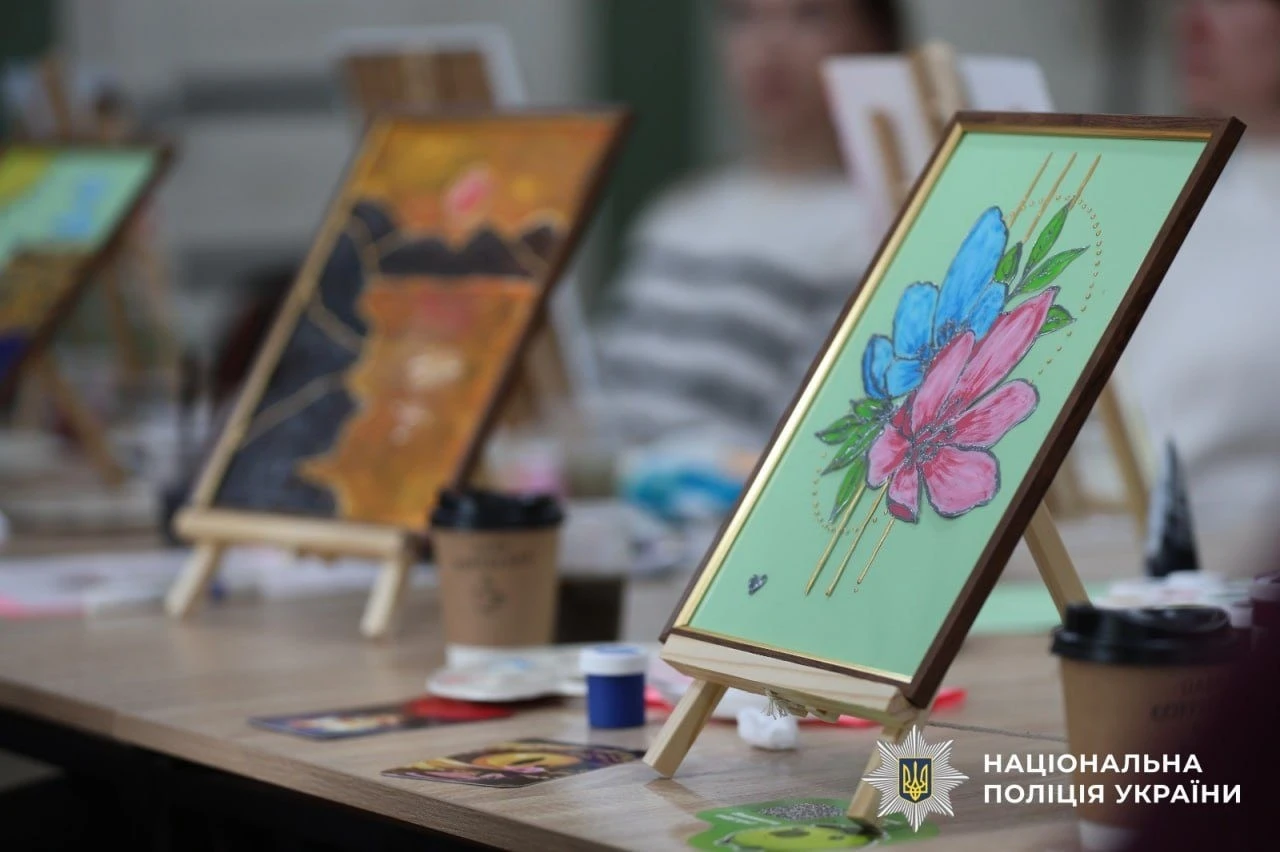 Мистецтво замість броні: як на Херсонщині рятують душі жінок у погонах та вдів героїв