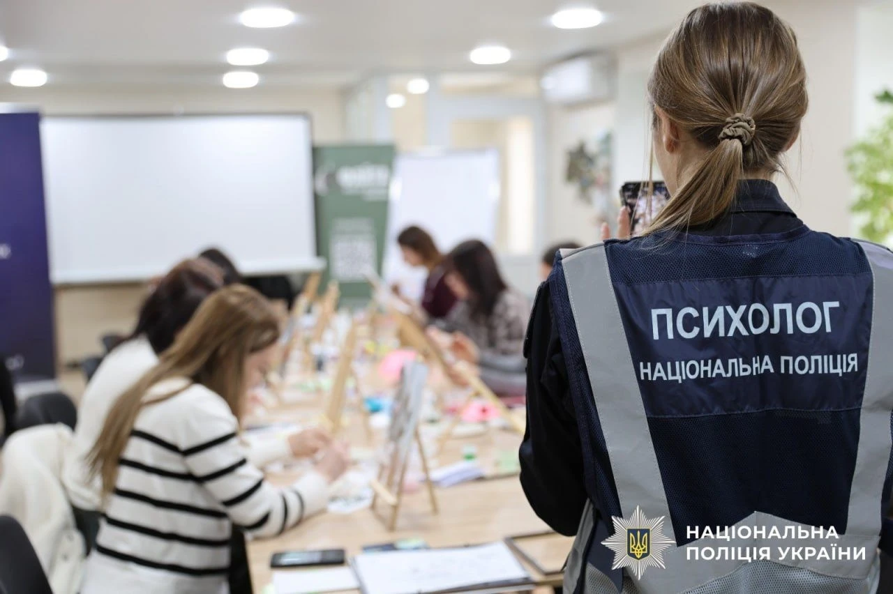 Мистецтво замість броні: як на Херсонщині рятують душі жінок у погонах та вдів героїв
