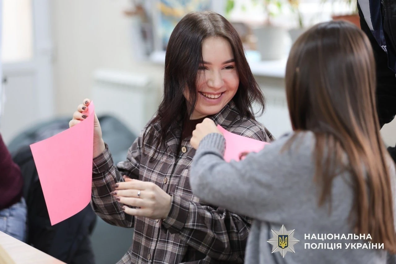 Мистецтво замість броні: як на Херсонщині рятують душі жінок у погонах та вдів героїв
