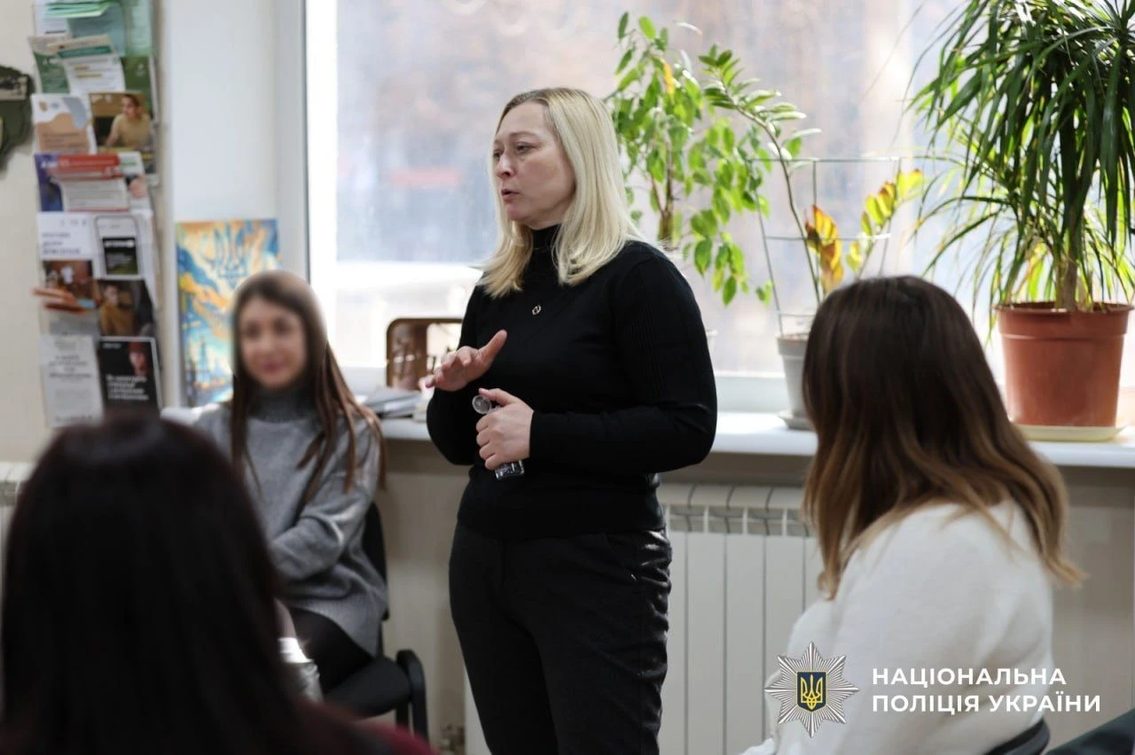 Мистецтво замість броні: як на Херсонщині рятують душі жінок у погонах та вдів героїв