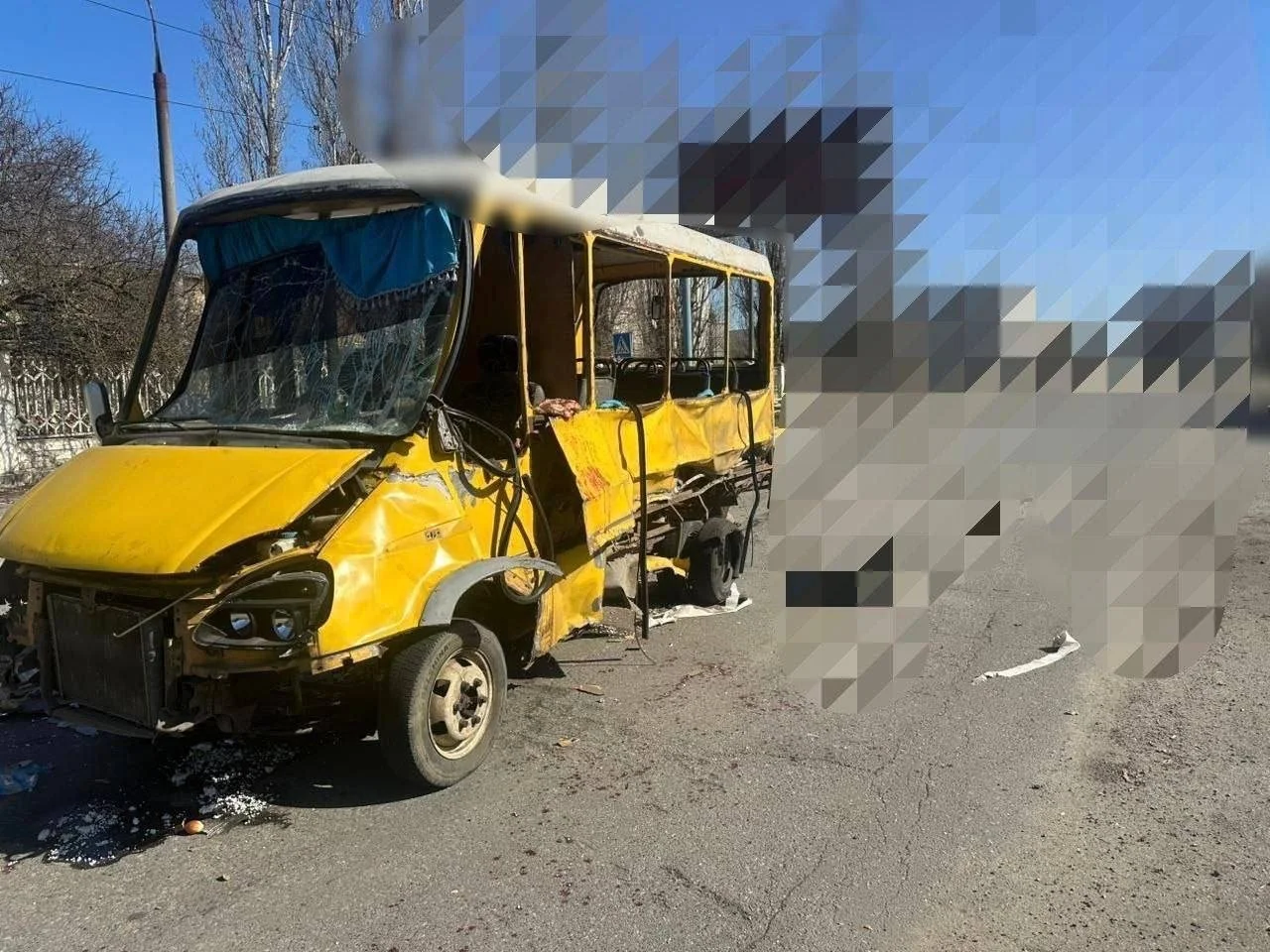 Кривавий удар по цивільному транспорту в Херсоні: двадцятеро поранених