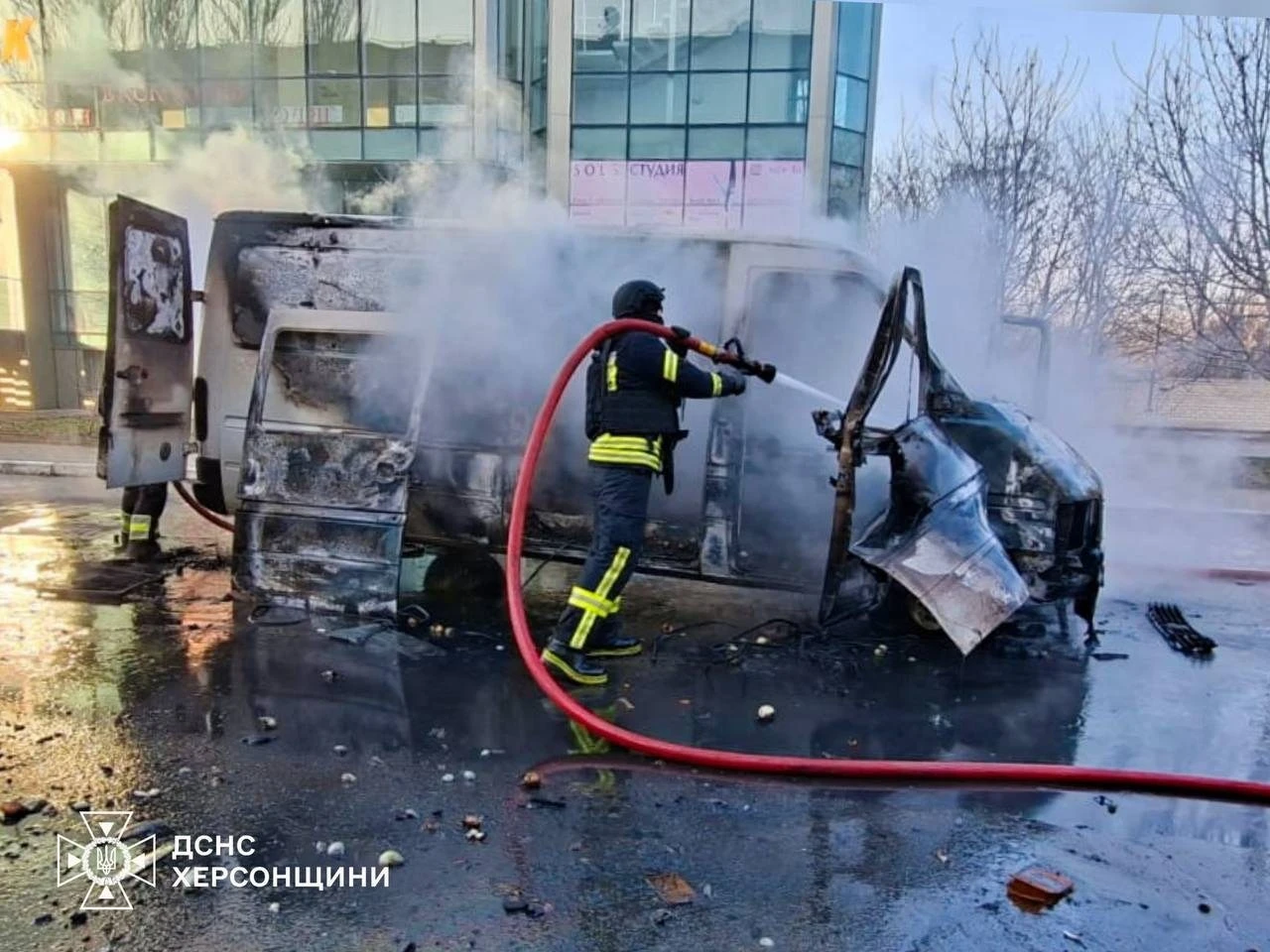 Ранковий обстріл Херсона: удар дрона по маршрутці та пожежа у багатоповерхівці