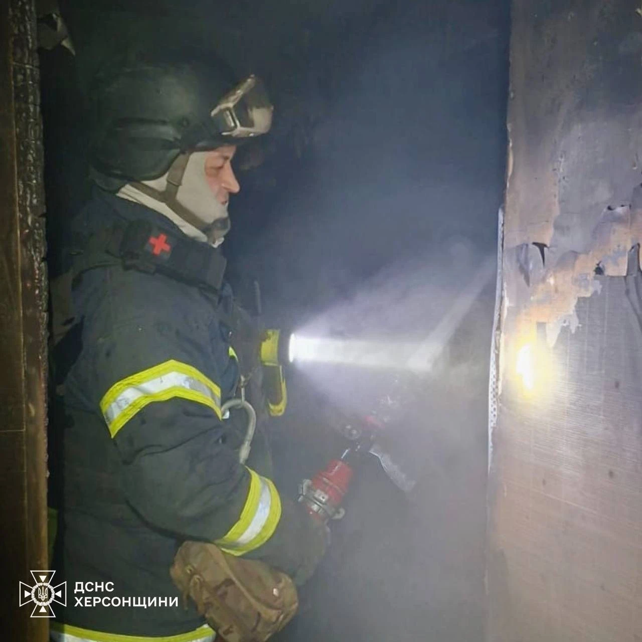 Ранковий обстріл Херсона: удар дрона по маршрутці та пожежа у багатоповерхівці