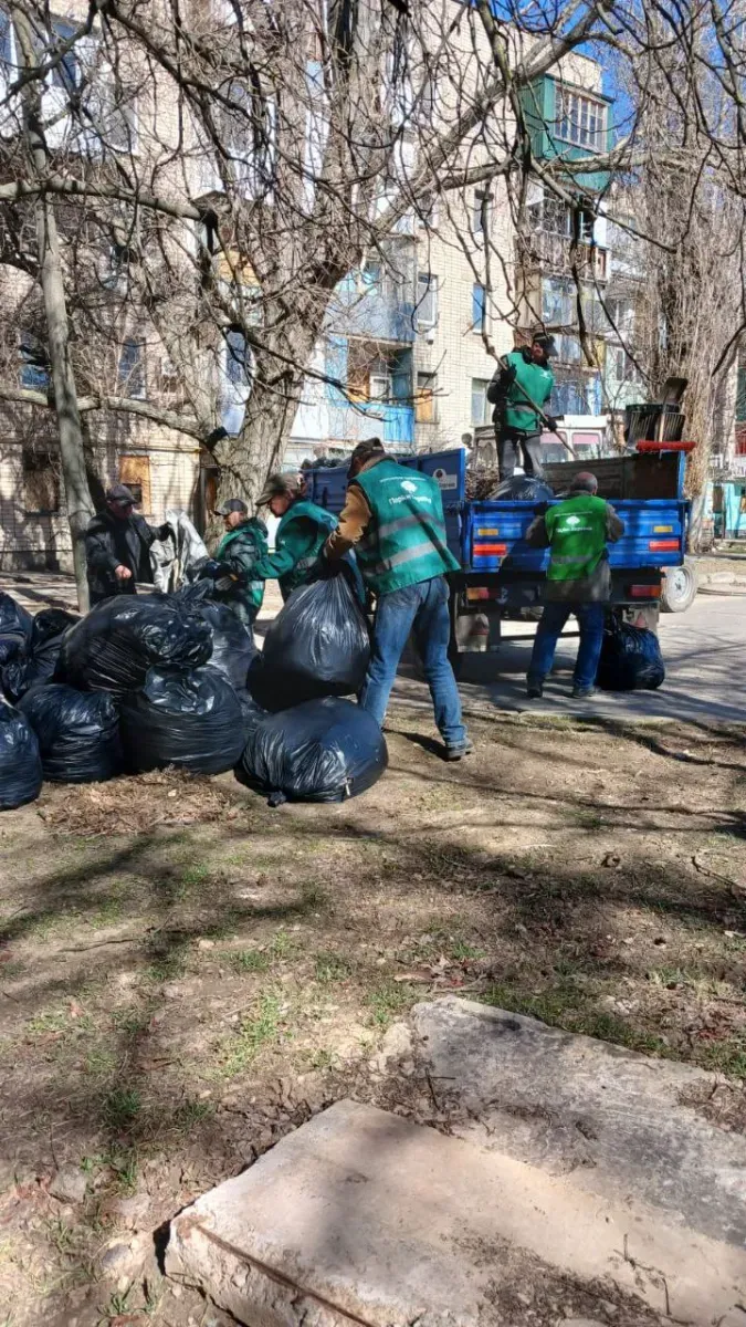 Будні під вогнем: як комунальники підтримують життєдіяльність прифронтового Херсона