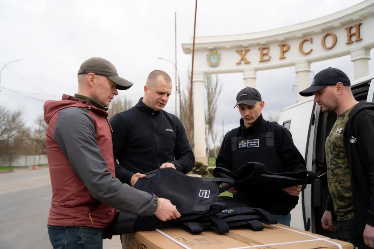 Безпека та мобільність: Херсонщина отримала спецтранспорт і захисне спорядження від німецьких партнерів