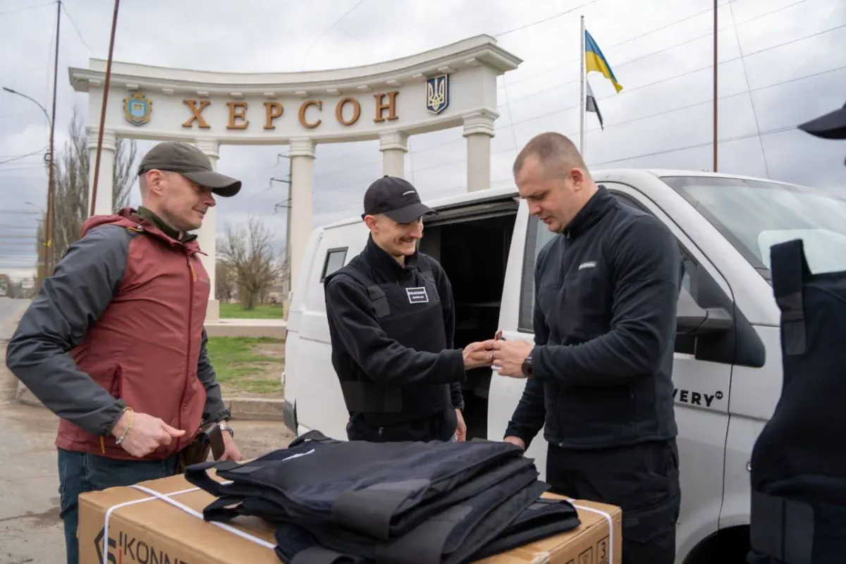 Безпека та мобільність: Херсонщина отримала спецтранспорт і захисне спорядження від німецьких партнерів
