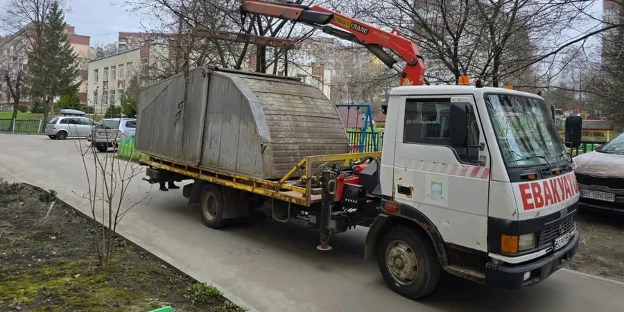 У Тернополі демонтували незаконний гараж на вулиці 15 Квітня