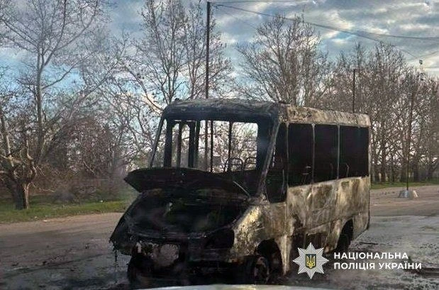 Удар по правобережжю Херсонщини: четверо поранених та спалений автобус