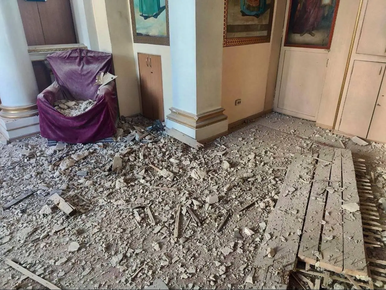 У центрі Херсона після обстрілу зайнялася будівля поруч із собором