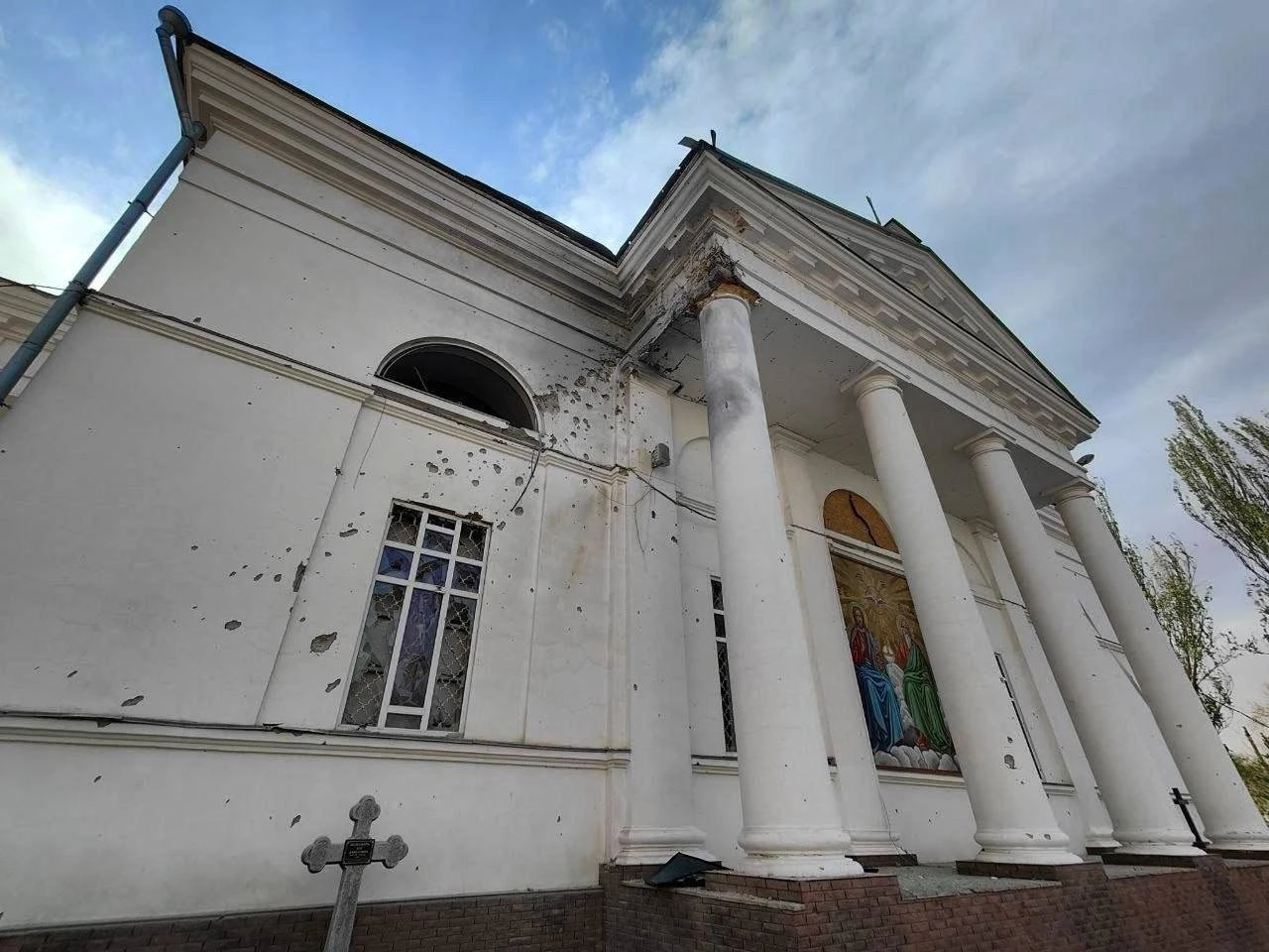 У центрі Херсона після обстрілу зайнялася будівля поруч із собором