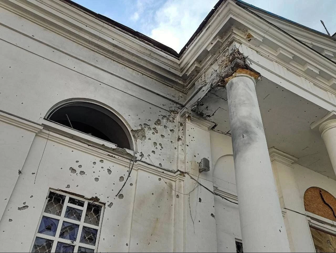 У центрі Херсона після обстрілу зайнялася будівля поруч із собором
