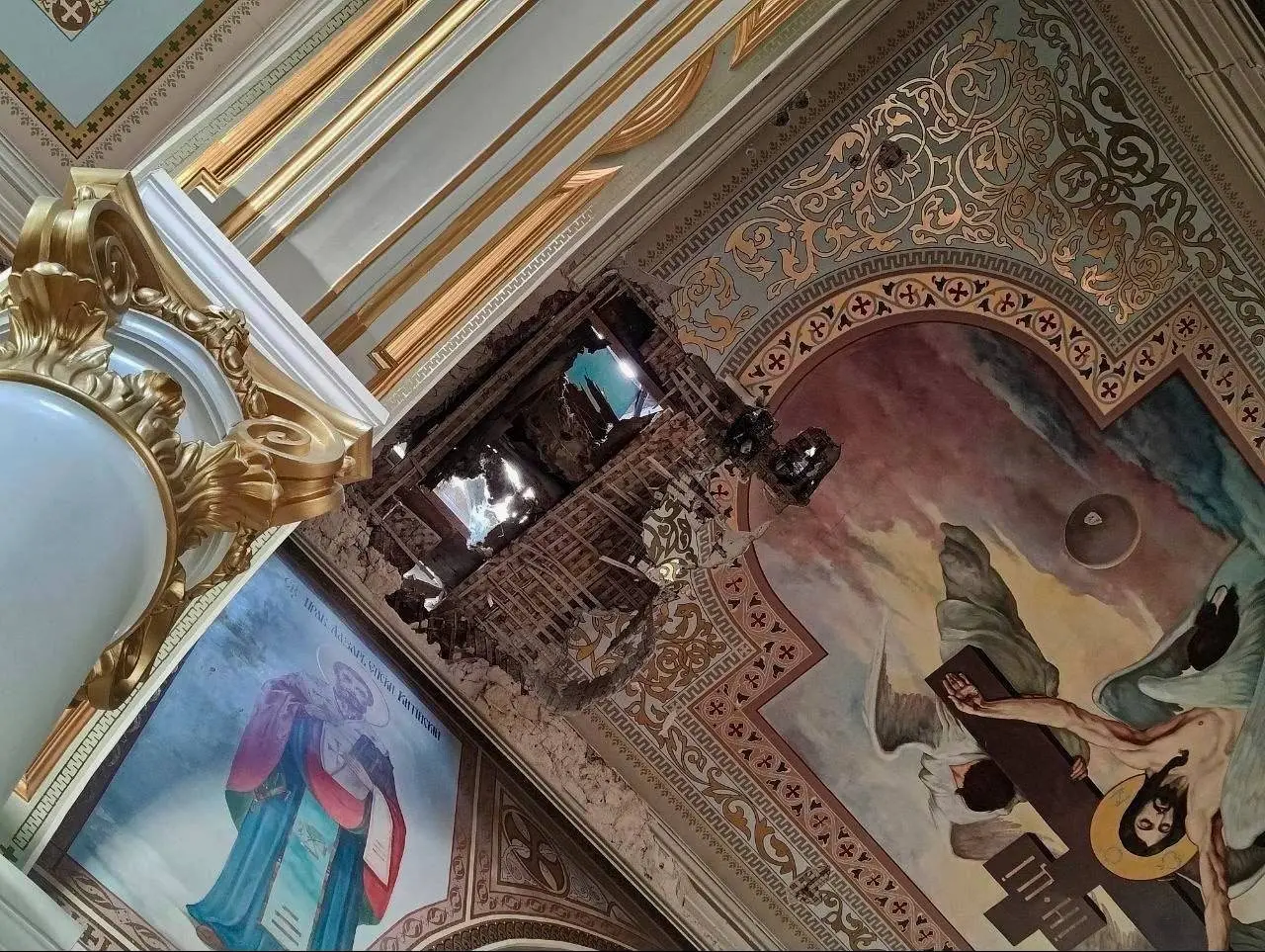 У центрі Херсона після обстрілу зайнялася будівля поруч із собором