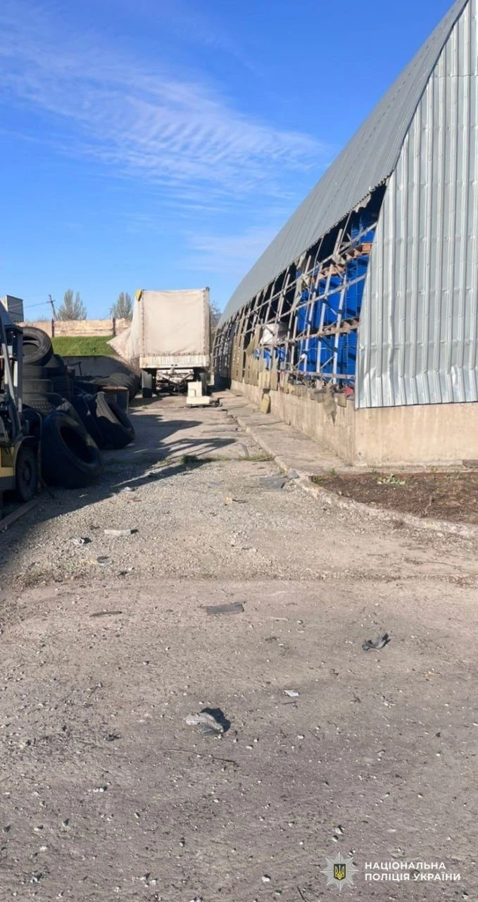Масовані удари по Херсонщині: російські дрони полюють на цивільних та авто