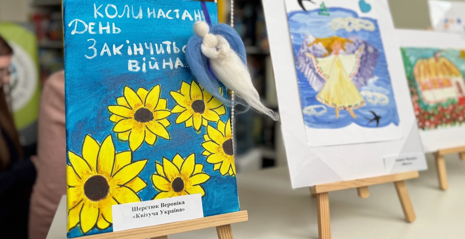 Мистецтво під обстрілами: у Херсоні презентували експозицію дитячої творчості