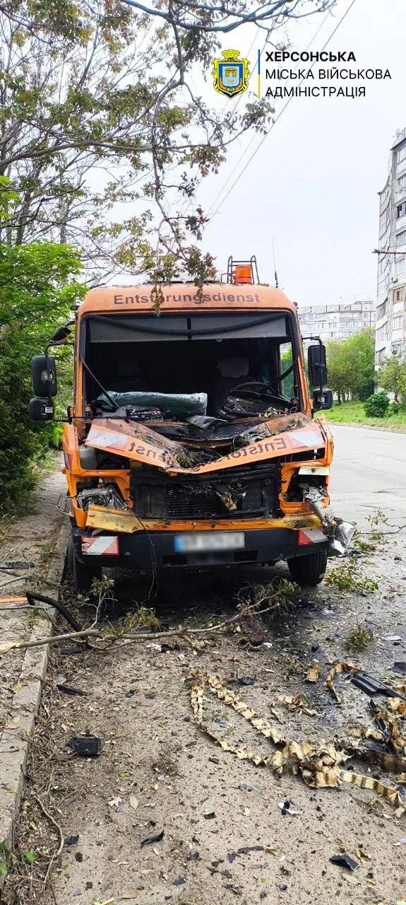Окупанти на Херсонщині вдарили дронами по гуманітарній місії та комунальному транспорту