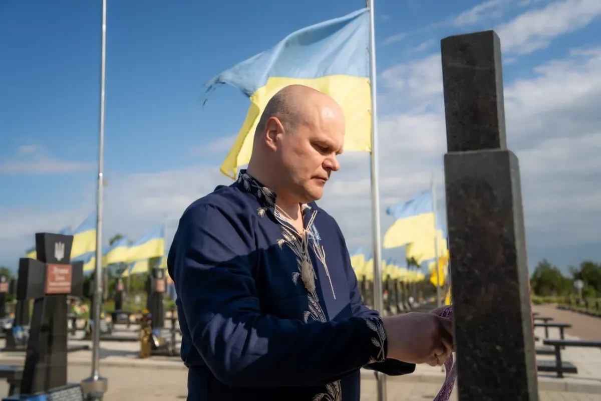 Херсон вшанував полеглих захисників через символічний жест у День вишиванки