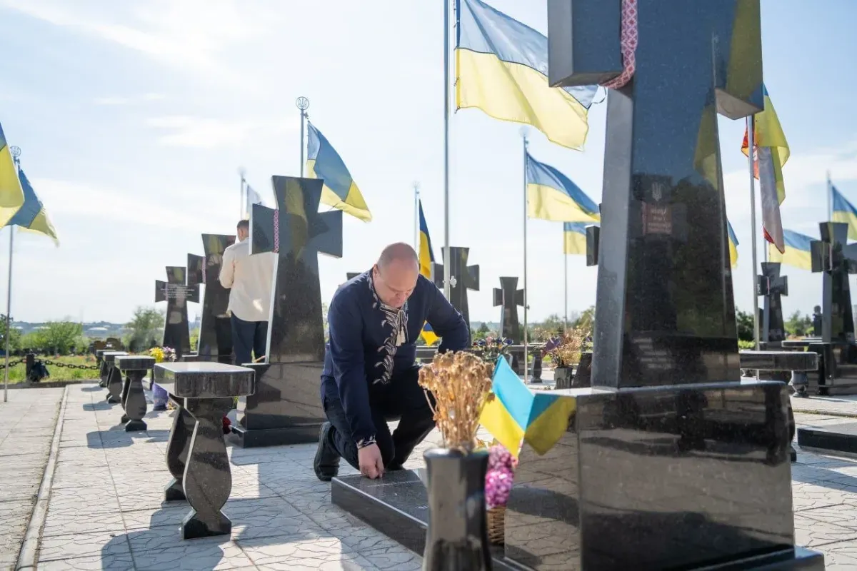 Херсон вшанував полеглих захисників через символічний жест у День вишиванки