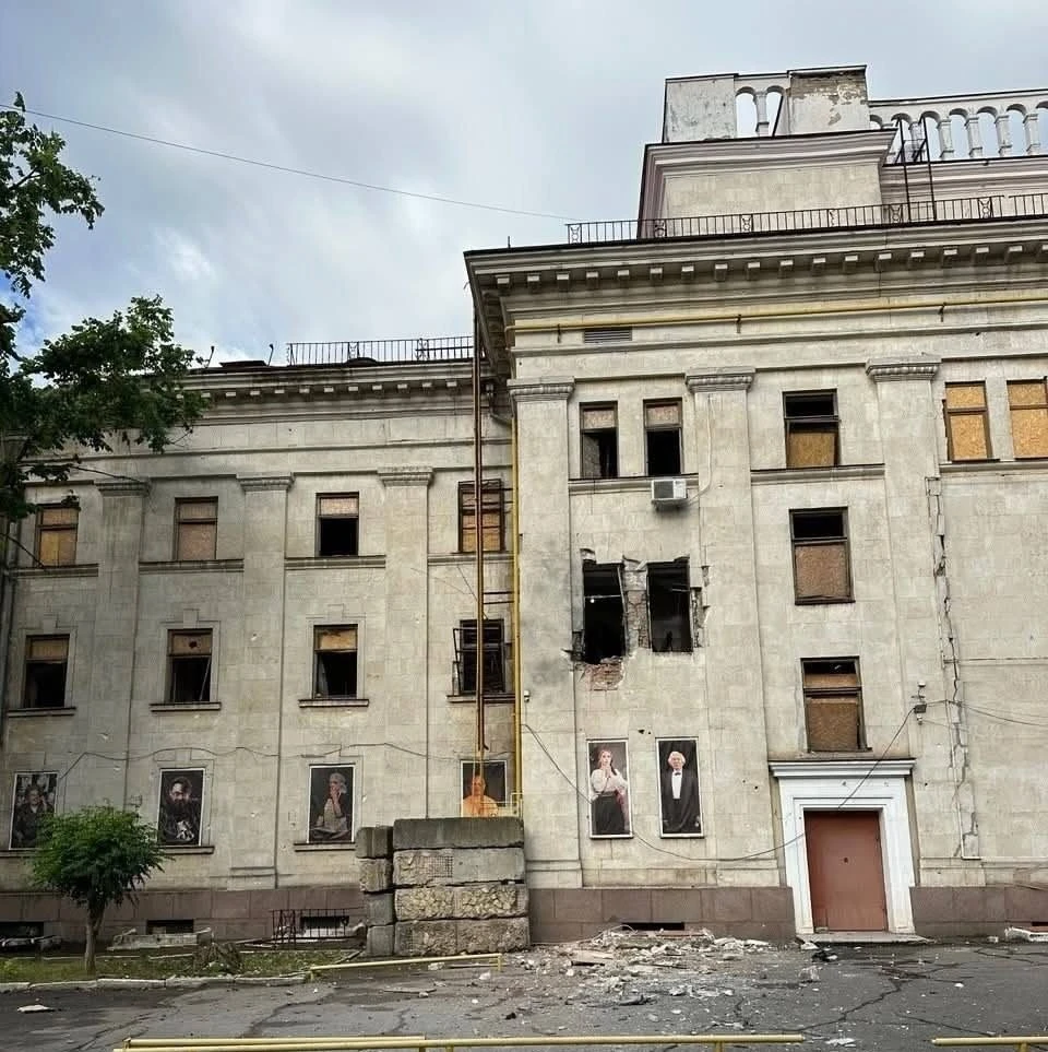Російський дрон поцілив у приміщення херсонського театру