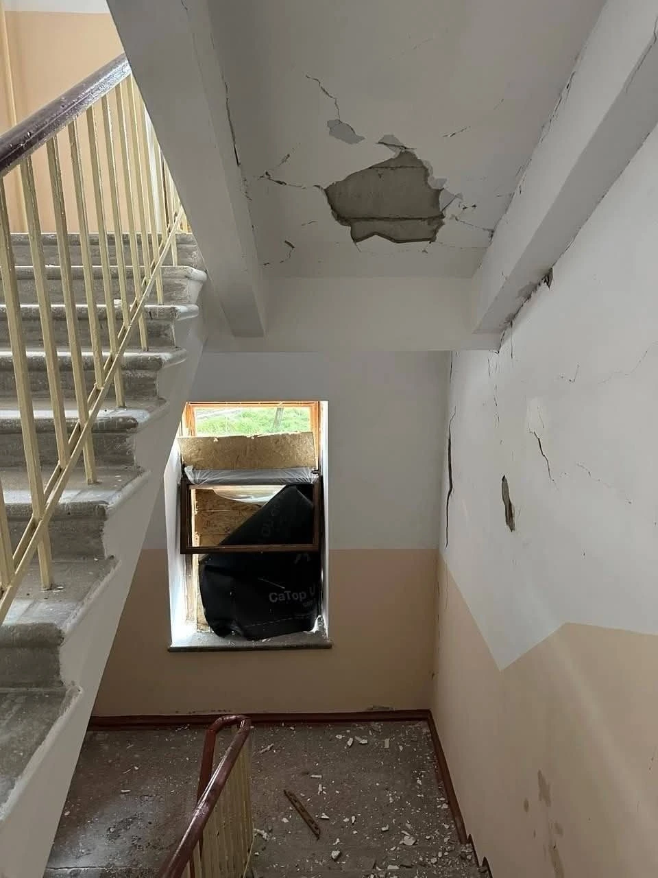 Російський дрон поцілив у приміщення херсонського театру