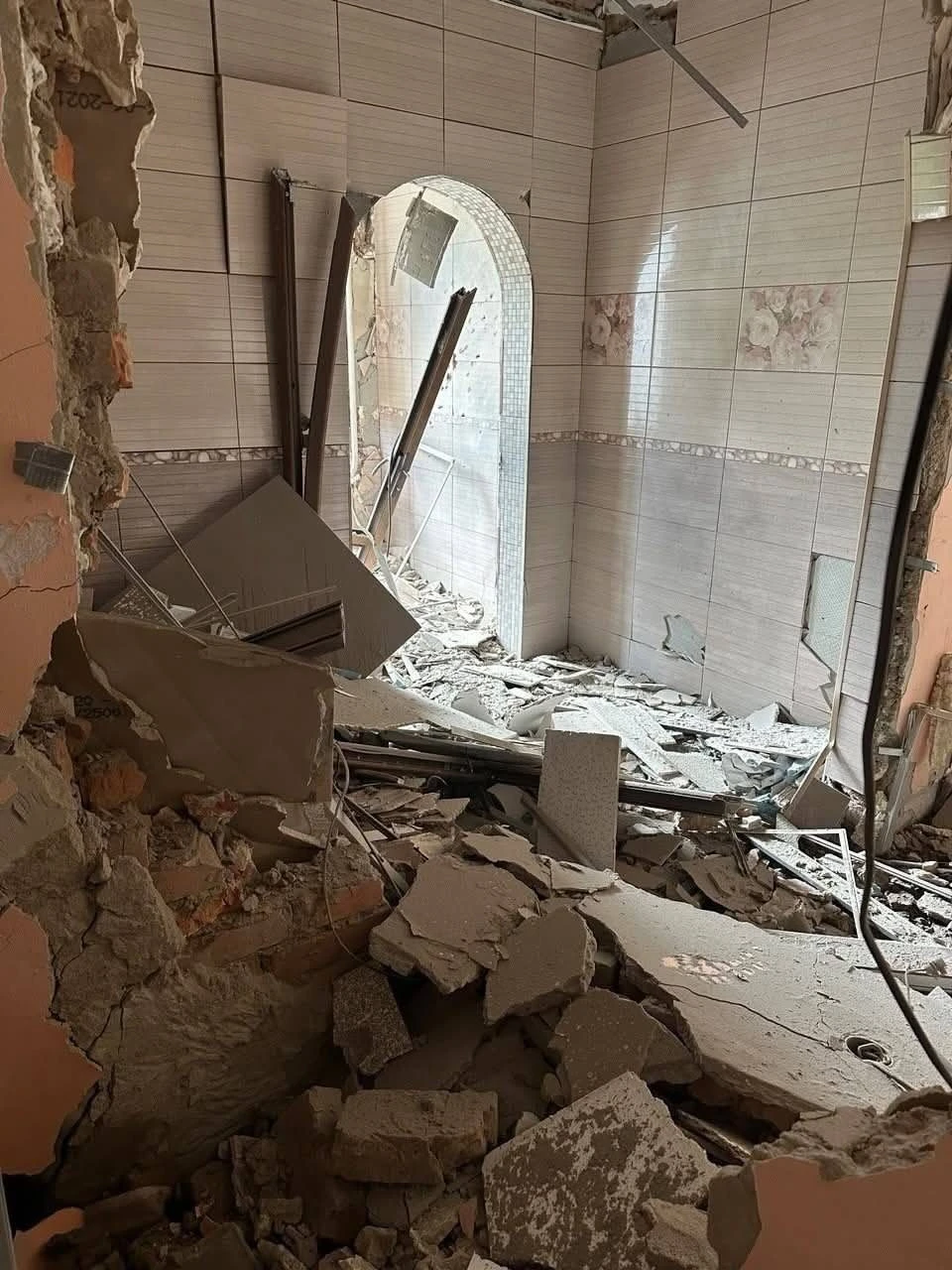 Російський дрон поцілив у приміщення херсонського театру